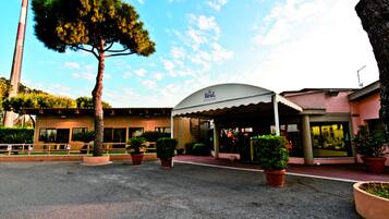 Pintu masuk properti