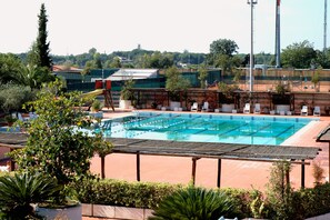 من حمّامات السباحة المغطاة، حمّام سباحة خارجي