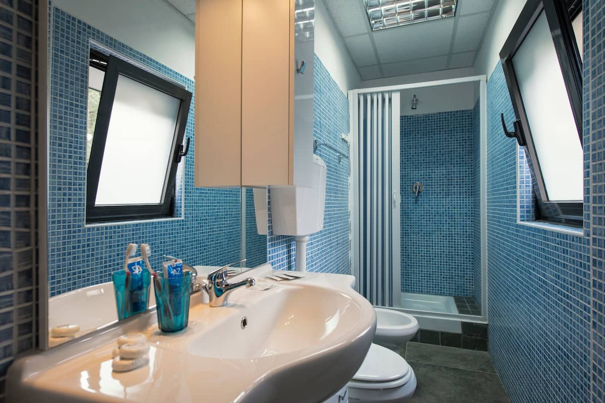 Classic-Vierbettzimmer | Badezimmer | Dusche, Handtücher