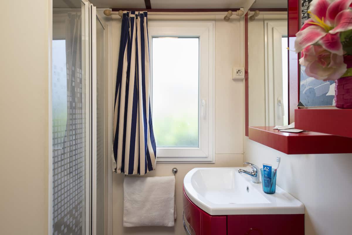 Chalet | Badezimmer | Dusche, Handtücher