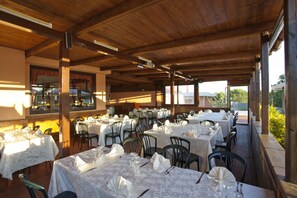 S'hi serveixen dinars i plats de cuina local i internacional 