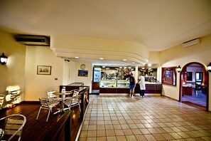 الإفطار بتكلفة قدرها (7 EUR للشخص)