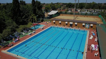 Alberca techada y alberca al aire libre
