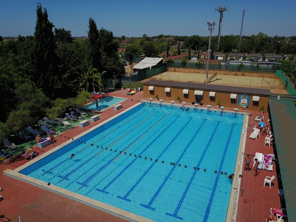 من حمّامات السباحة المغطاة، حمّام سباحة خارجي