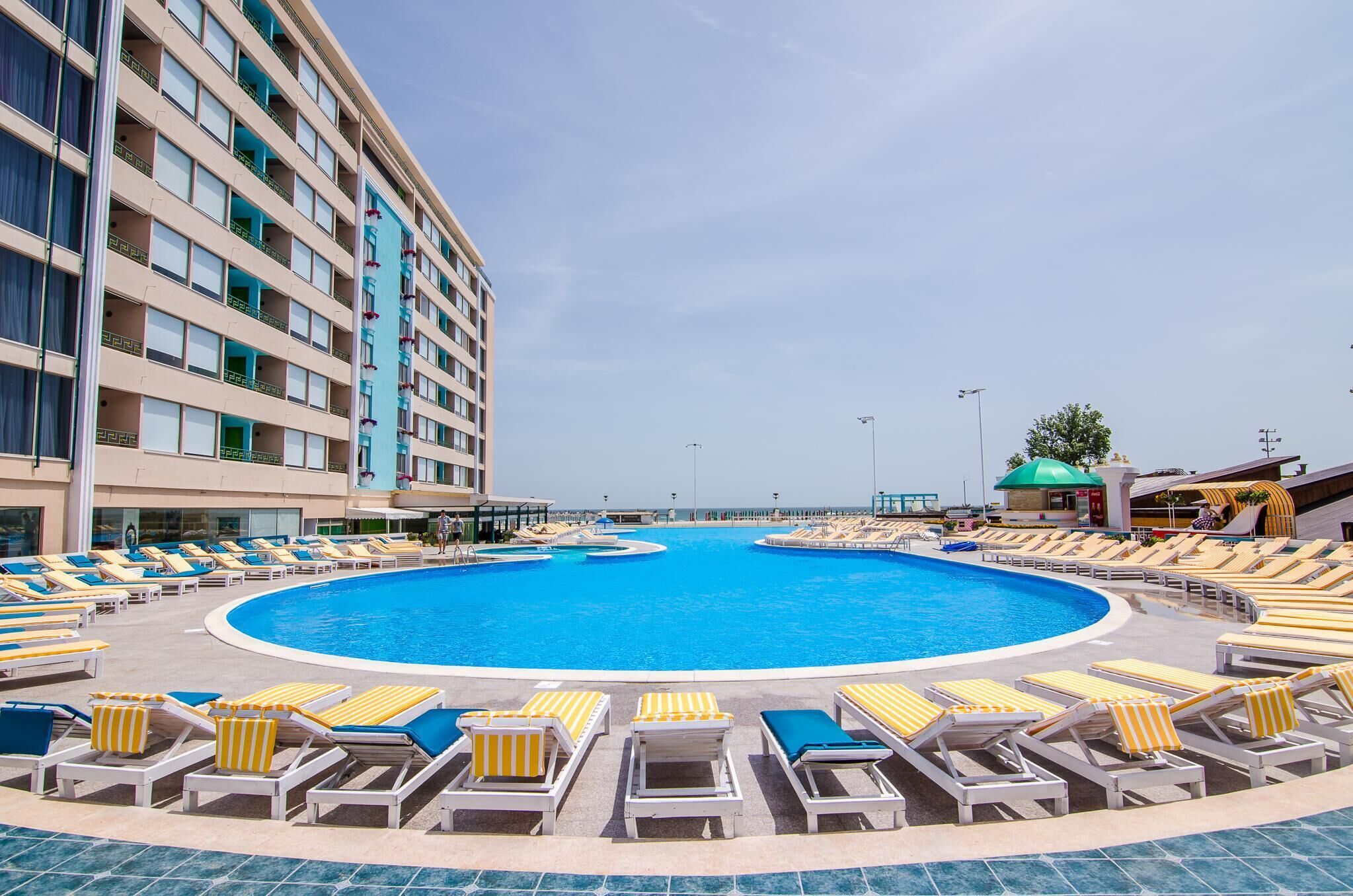 Una piscina cubierta, una piscina al aire libre de temporada, sombrillas