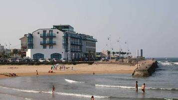 Trên bãi biển, cát trắng