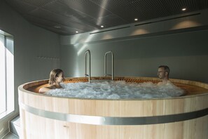 Un sauna, una bañera de hidromasaje, baño turco, tratamientos corporales