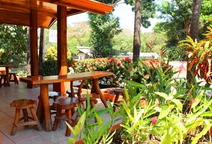 아침 식사, 점심 식사, 저녁 식사 제공, 지역 특선 요리