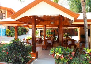 供应早餐、午餐和晚餐，地区菜