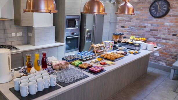 Un buffet de petit-déjeuner proposant une variété d'aliments et de boissons.