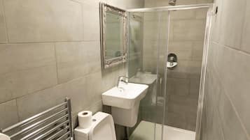 Dusche, kostenlose Toilettenartikel, Haartrockner, Handtücher