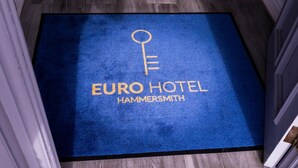 Un tapis bleu orné du logo EURO HOTEL Hammersmith.