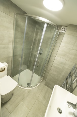 Shower, free toiletries, hair dryer, towels. Euro Hotel Hammersmith