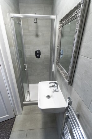 Single Room | Bathroom | Shower, free toiletries, hair dryer, towels - Euro Hotel Hammersmith (London)