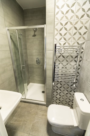 Ducha, artículos de higiene personal gratuitos y secador de pelo