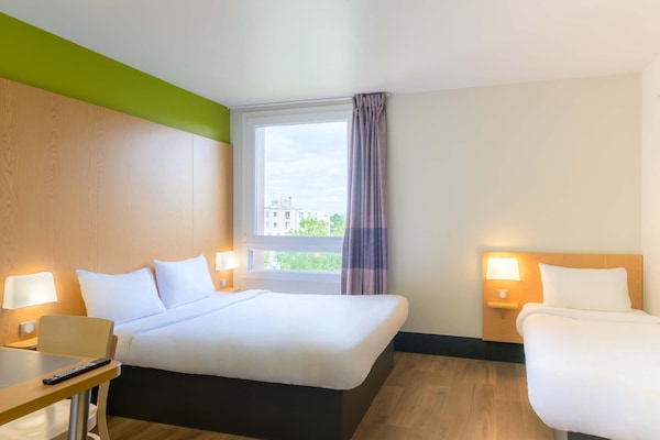 Premium bedding, desk, soundproofing, free WiFi