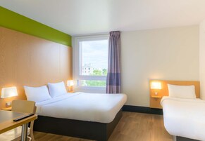 Roupas de cama premium, escrivaninha, quartos à prova de som