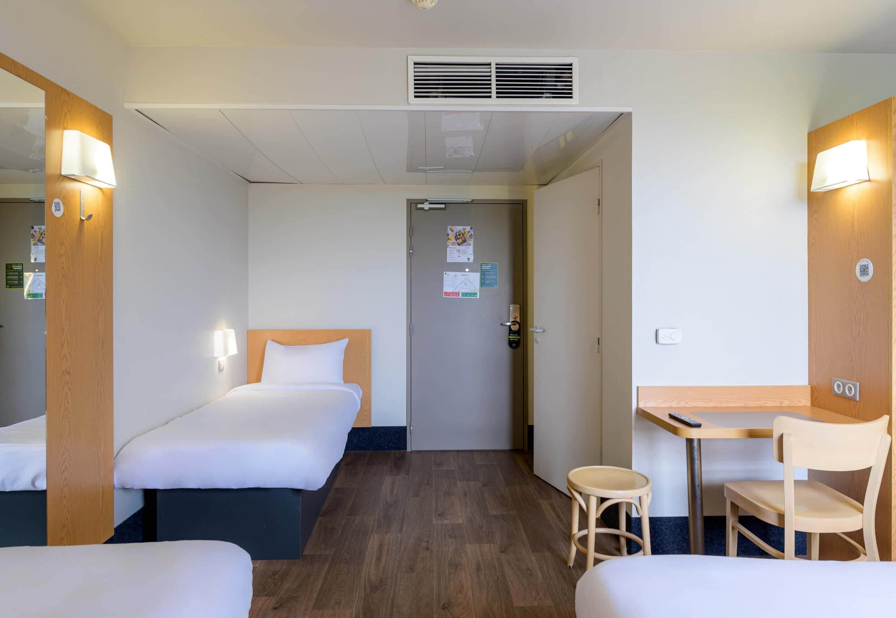 Quarto quádruplo | Roupas de cama premium, escrivaninha, quartos à prova de som