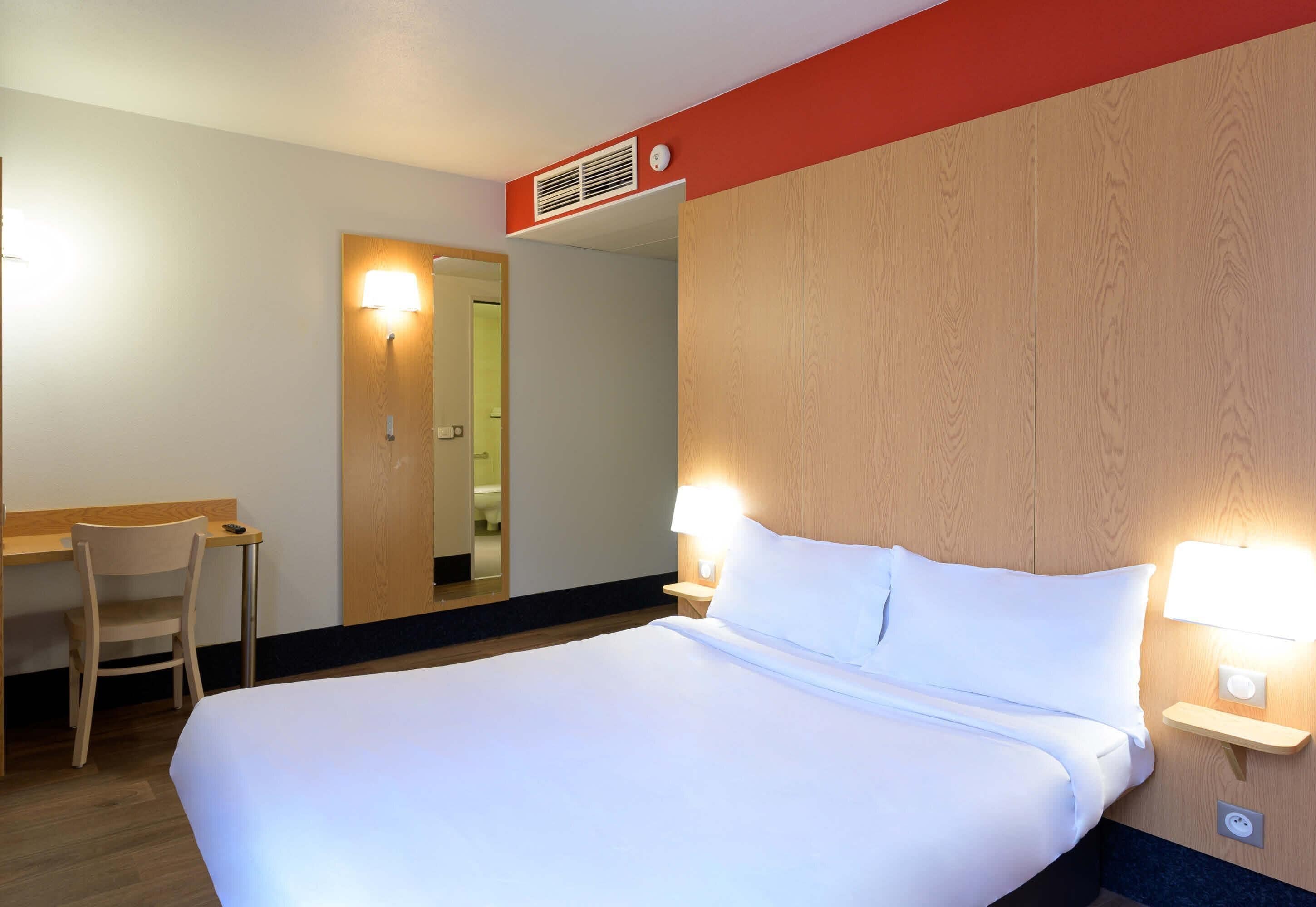 Quarto casal, acessível | Roupas de cama premium, escrivaninha, quartos à prova de som