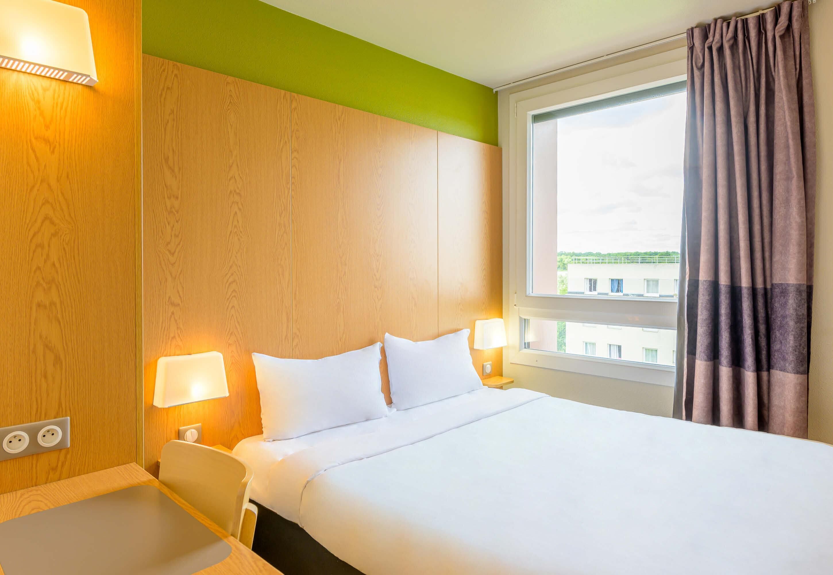 Premium bedding, desk, soundproofing, free WiFi