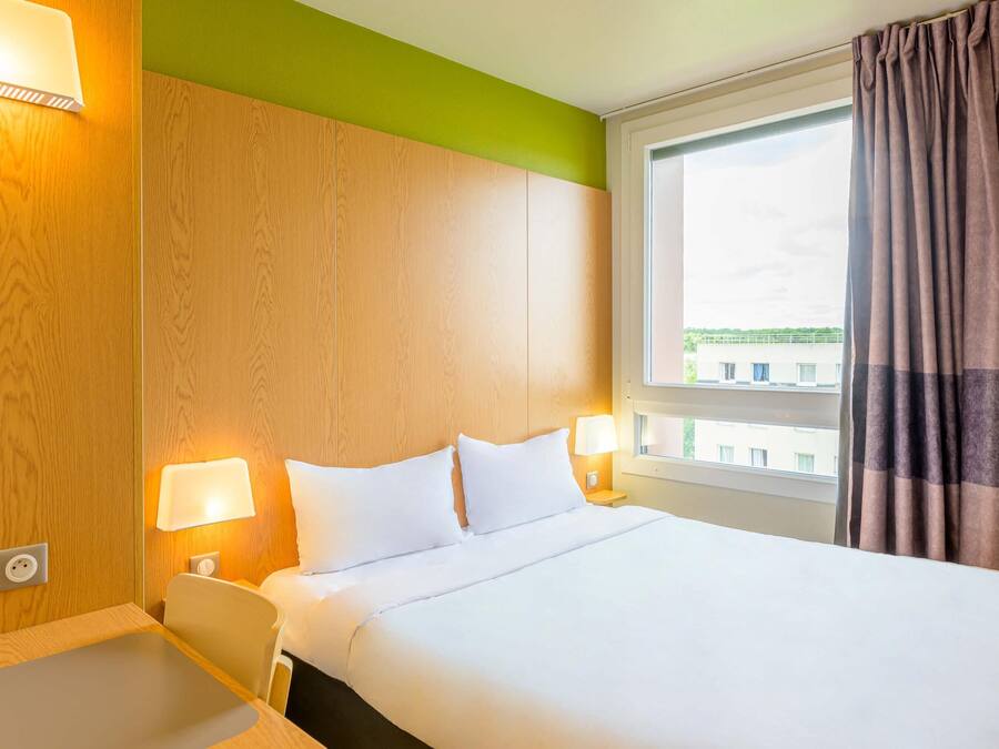 Ropa de cama de alta calidad, escritorio y sistema de insonorización