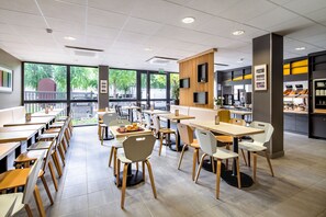 Petit déjeuner buffet servi tous les jours en supplément