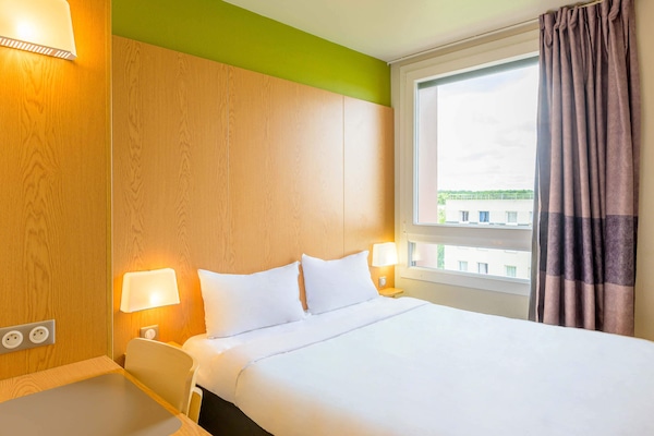 Premium bedding, desk, soundproofing, free WiFi