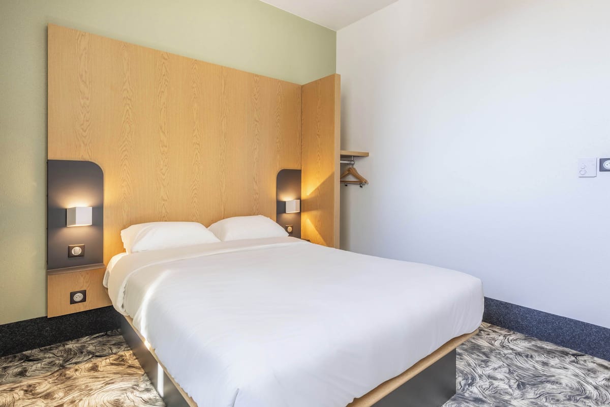 Double Room, Accessible, Non Smoking | Peralatan tempat tidur premium, meja, kalis bunyi, Wi-fi percuma 