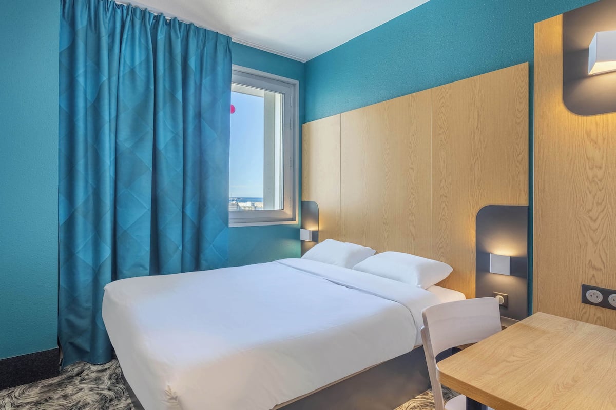 Double Room, Non Smoking | Peralatan tempat tidur premium, meja, kalis bunyi, Wi-fi percuma 