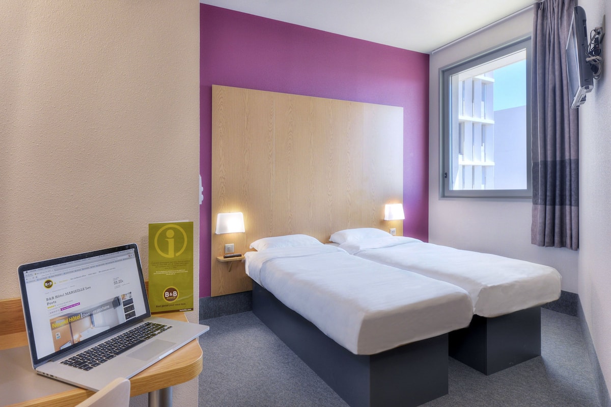 Twin Room, Non Smoking | Peralatan tempat tidur premium, meja, kalis bunyi, Wi-fi percuma 