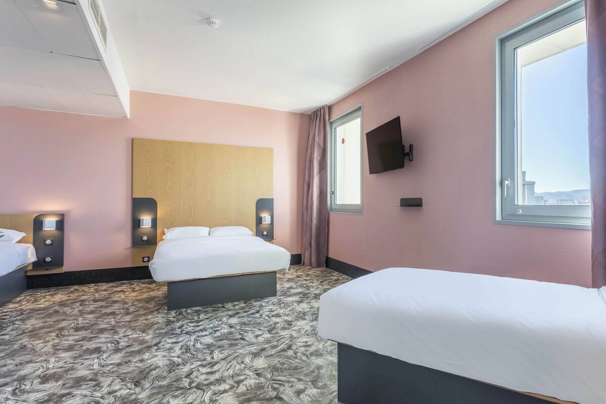 Quadruple Room, Non Smoking | Peralatan tempat tidur premium, meja, kalis bunyi, Wi-fi percuma 