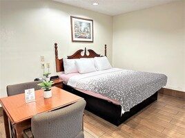 Minibar, tabla de planchar con plancha, wifi gratis y ropa de cama