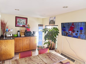 Free daily continental breakfast - Budget Inn (Northport)