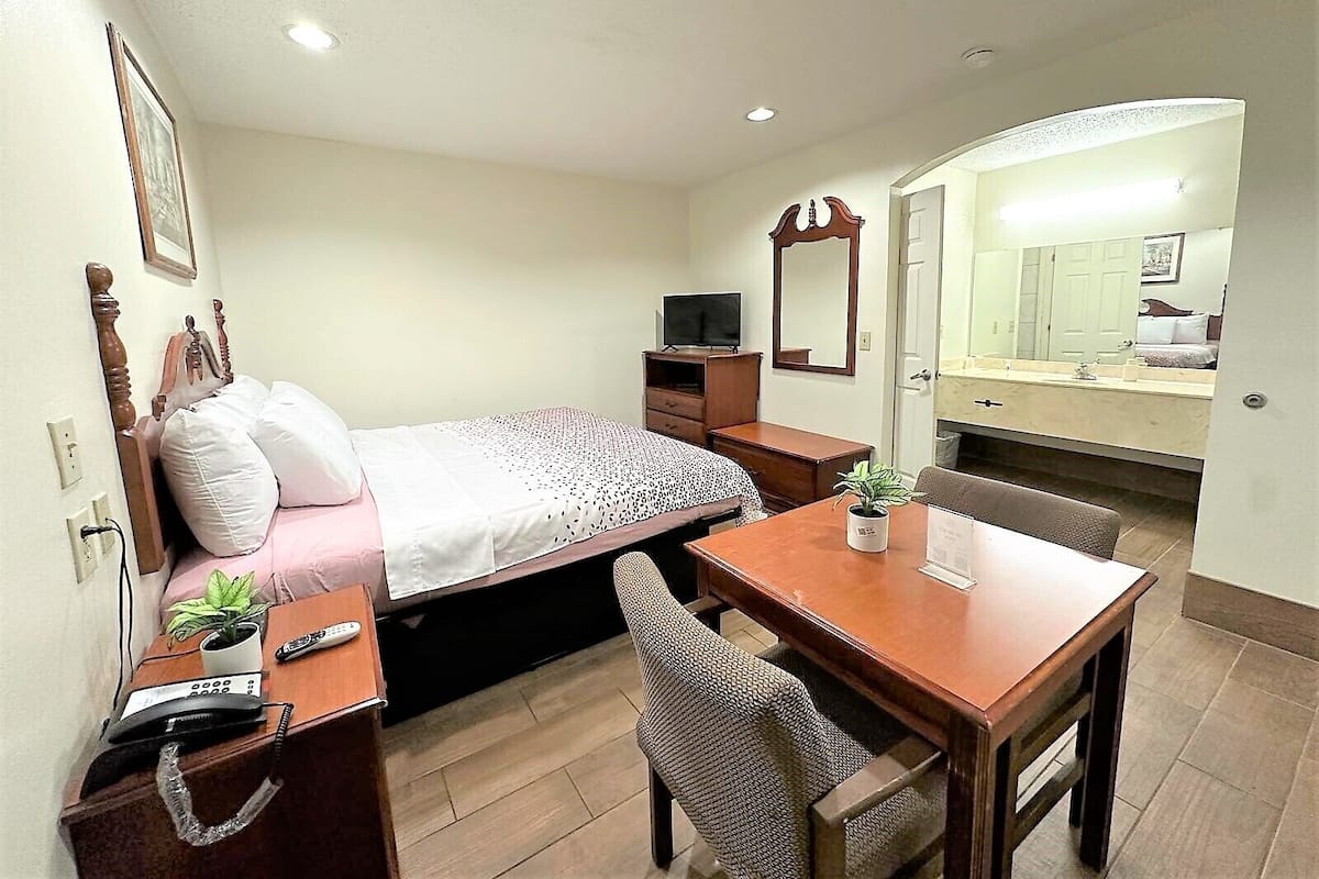 Standard Room, 1 King Bed, Smoking | Front of property