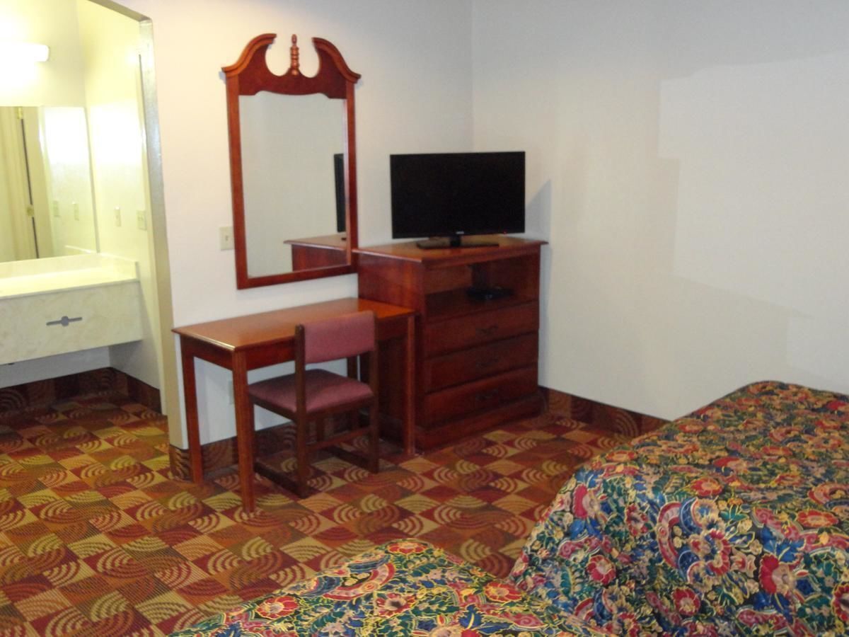 Minibar, iron/ironing board, free WiFi, bed sheets
