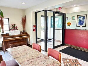 Lobby sitting area - Budget Inn (Northport)