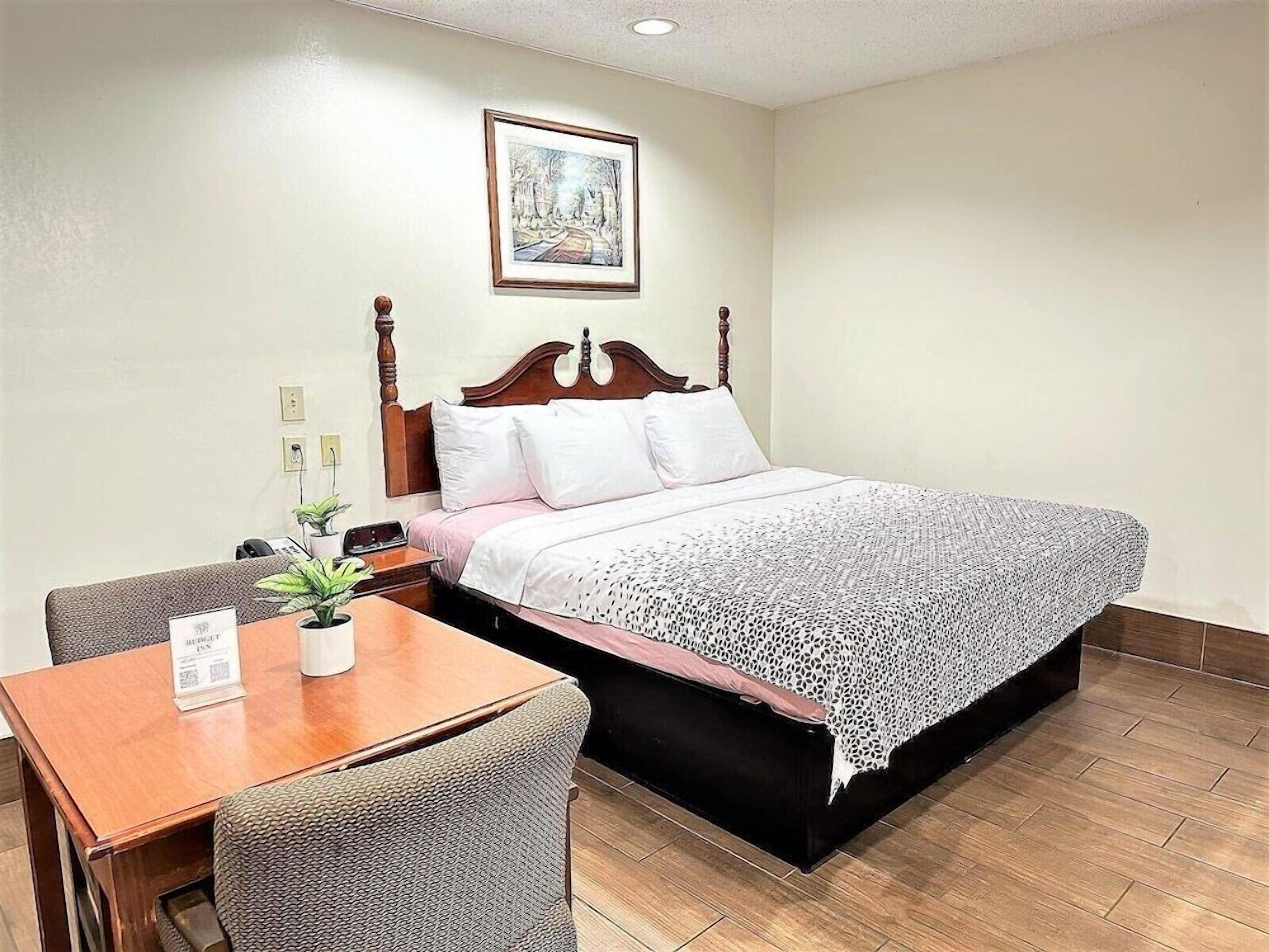 Minibar, tabla de planchar con plancha, wifi gratis y ropa de cama