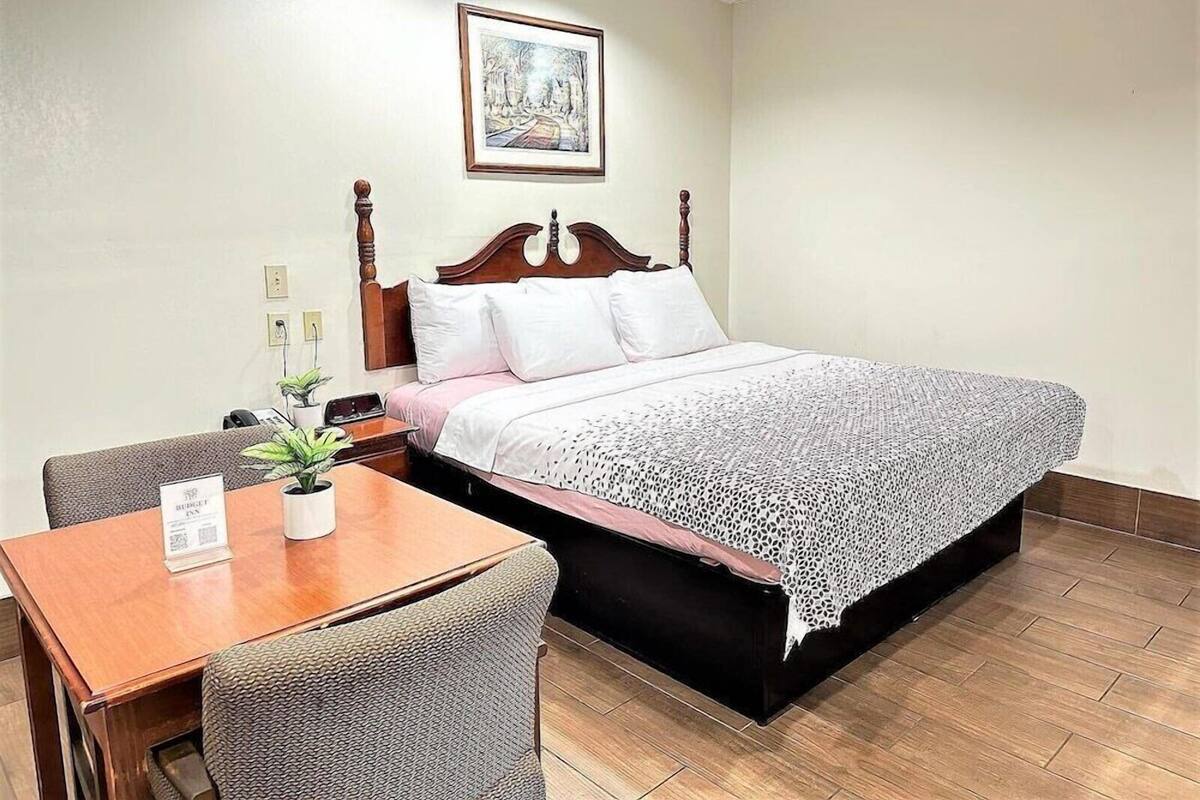 Minibar, iron/ironing board (on request), WiFi (free), bed sheets