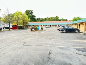Free self parking - Budget Inn (Northport)