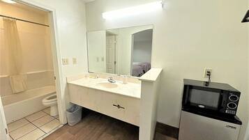 Combined shower/bathtub, towels