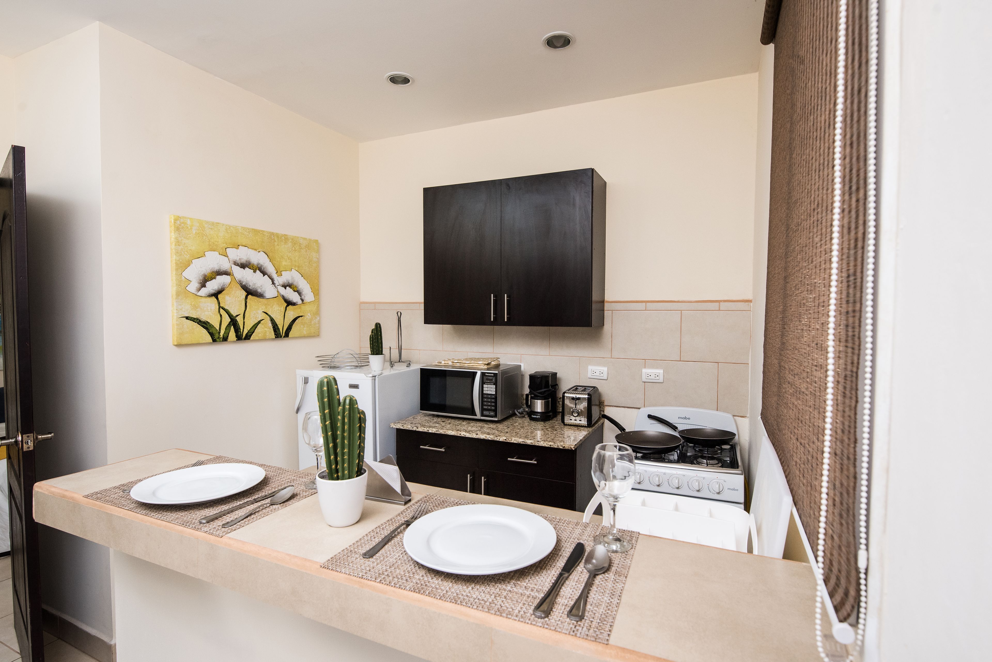 Apartamento, 2 quartos | Cozinha americana privada | Geladeira, micro-ondas, talheres/pratos/utensílios de cozinha