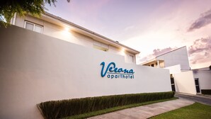 Um edifício moderno com uma placa indicando 