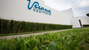 Um edifício moderno com uma placa que diz 'Vera a parthotel'.