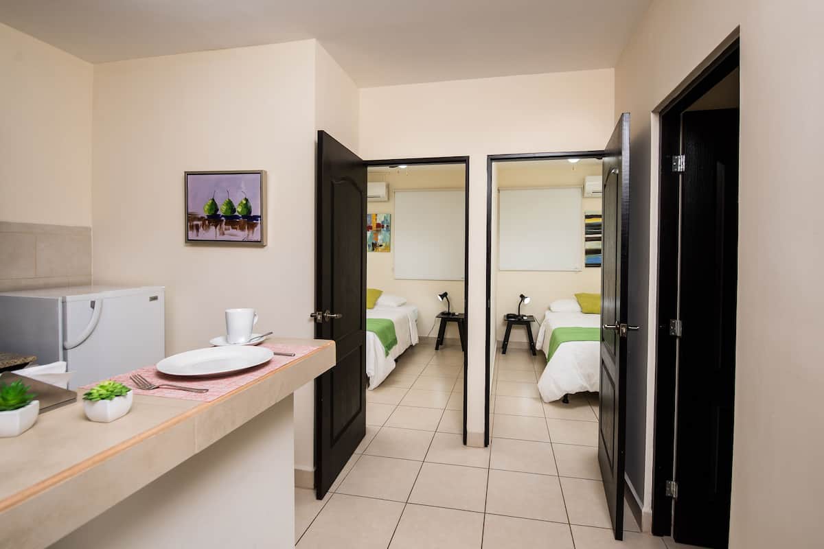 Appartement, 2 slaapkamers | 1 slaapkamer, een minibar, verduisterende gordijnen, geluiddichte muren