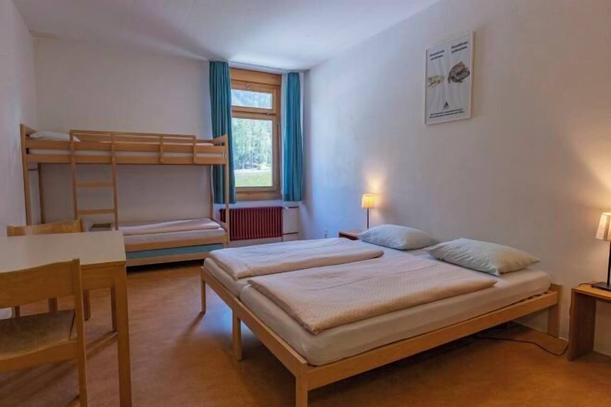 Coffres-forts dans les chambres, bureau, draps fournis