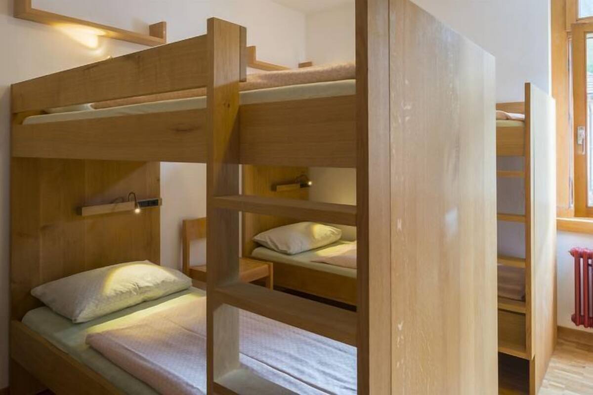Coffres-forts dans les chambres, bureau, draps fournis