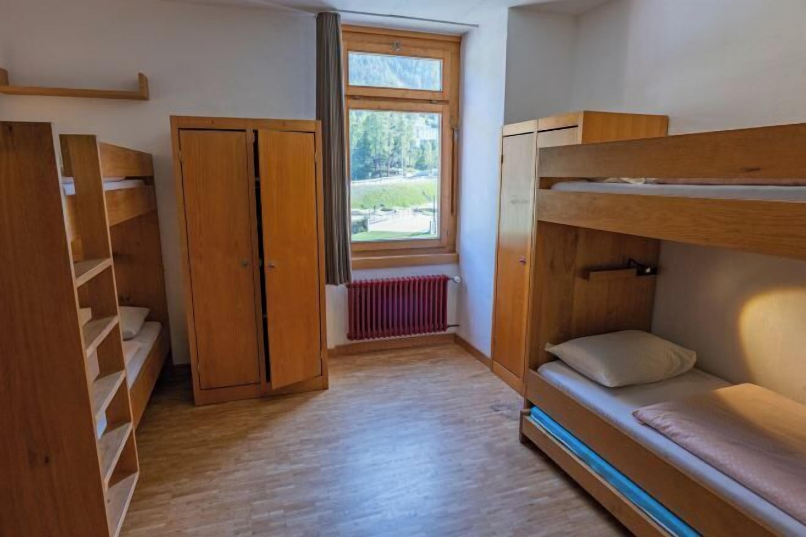 Caja de seguridad en la habitación, escritorio y ropa de cama 