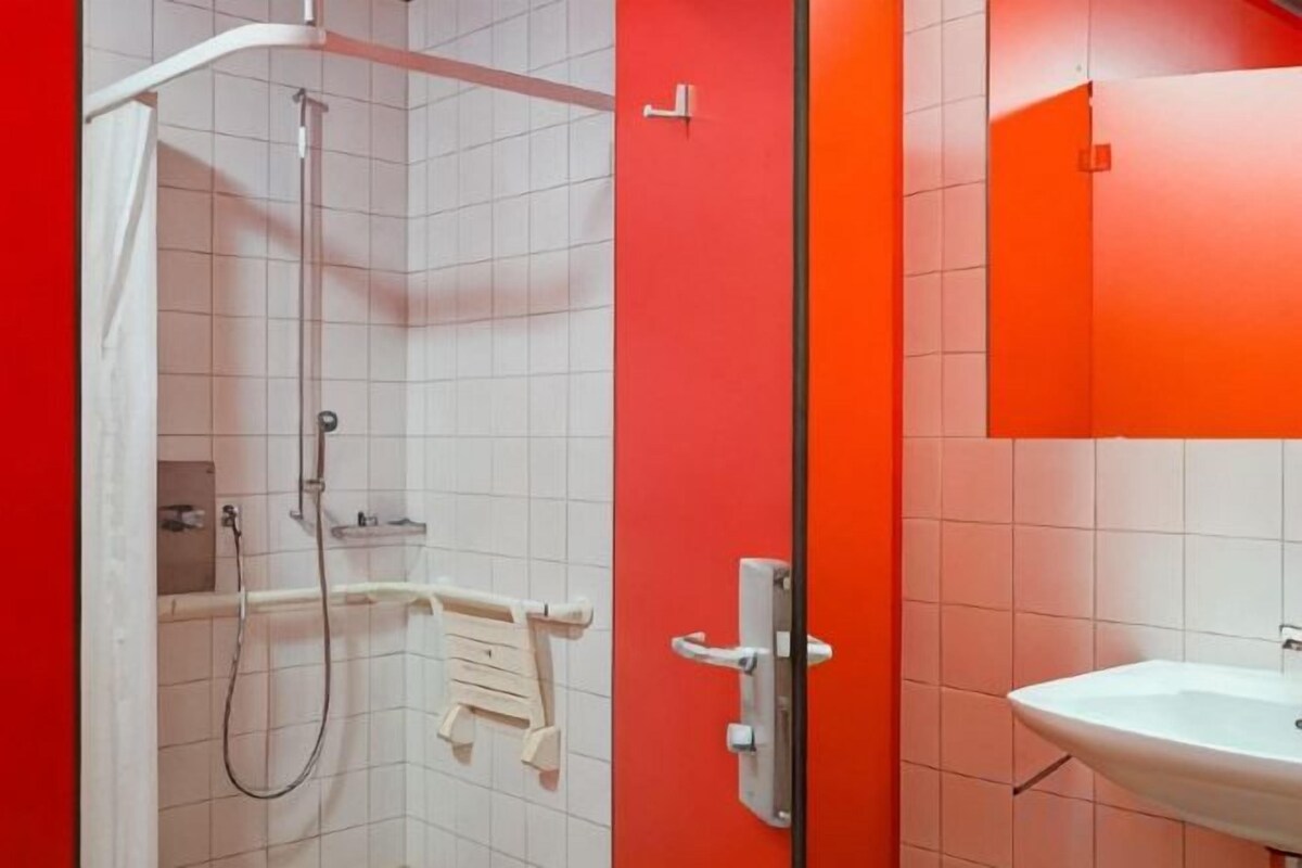 6 Bed Dormitory Shared BathRoom