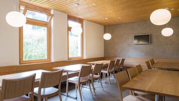 TĂ€gliches inbegriffenes FrĂŒhstĂŒcksbuffet