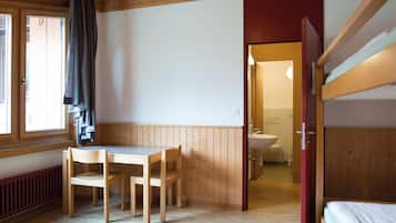 Zweibettzimmer, Gemeinschaftsbad | Zimmersafe, Schreibtisch, BettwÀsche